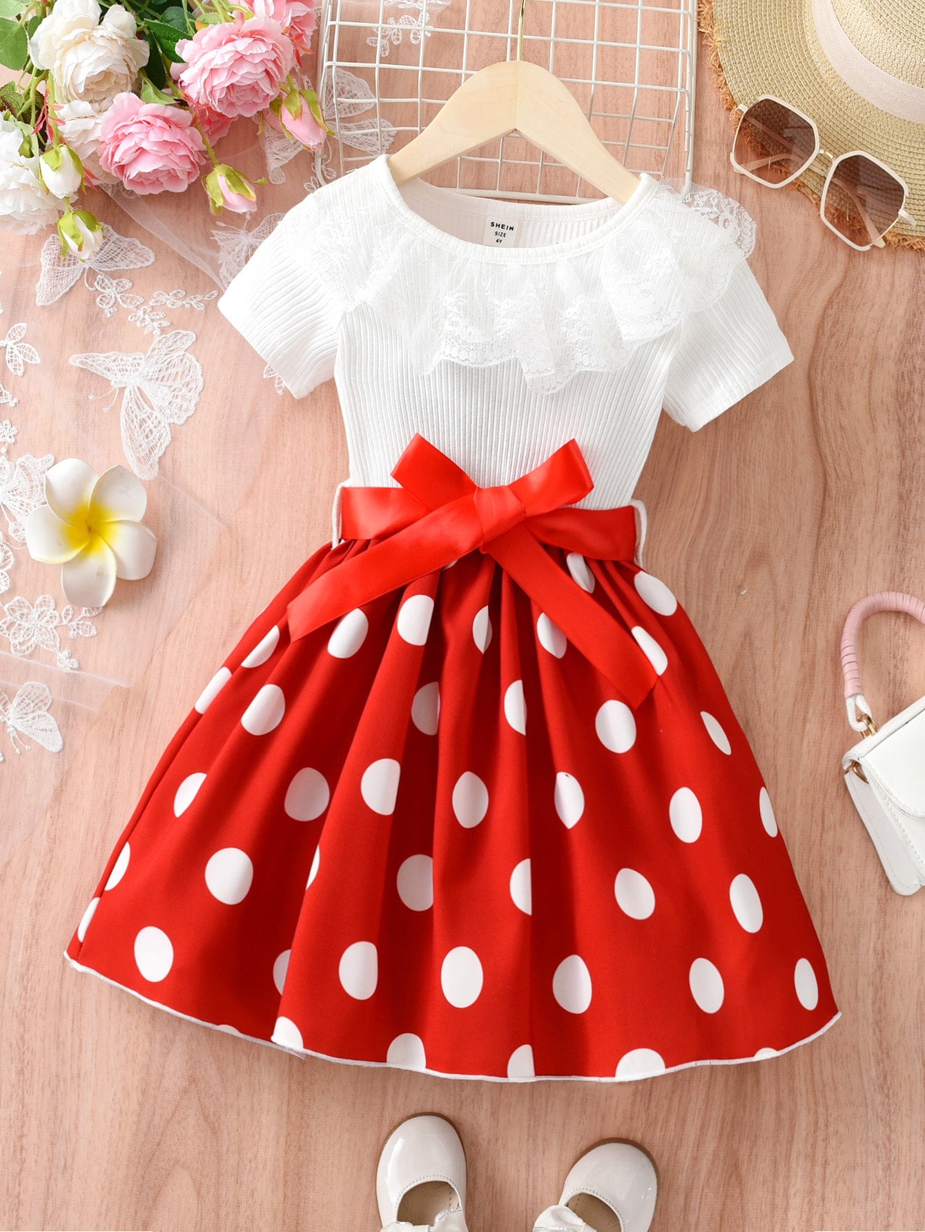 SHEIN Kids Nujoom فستان بطباعة نقاط البولكا دانتيل مقلم بكشكش للبنات الصغار