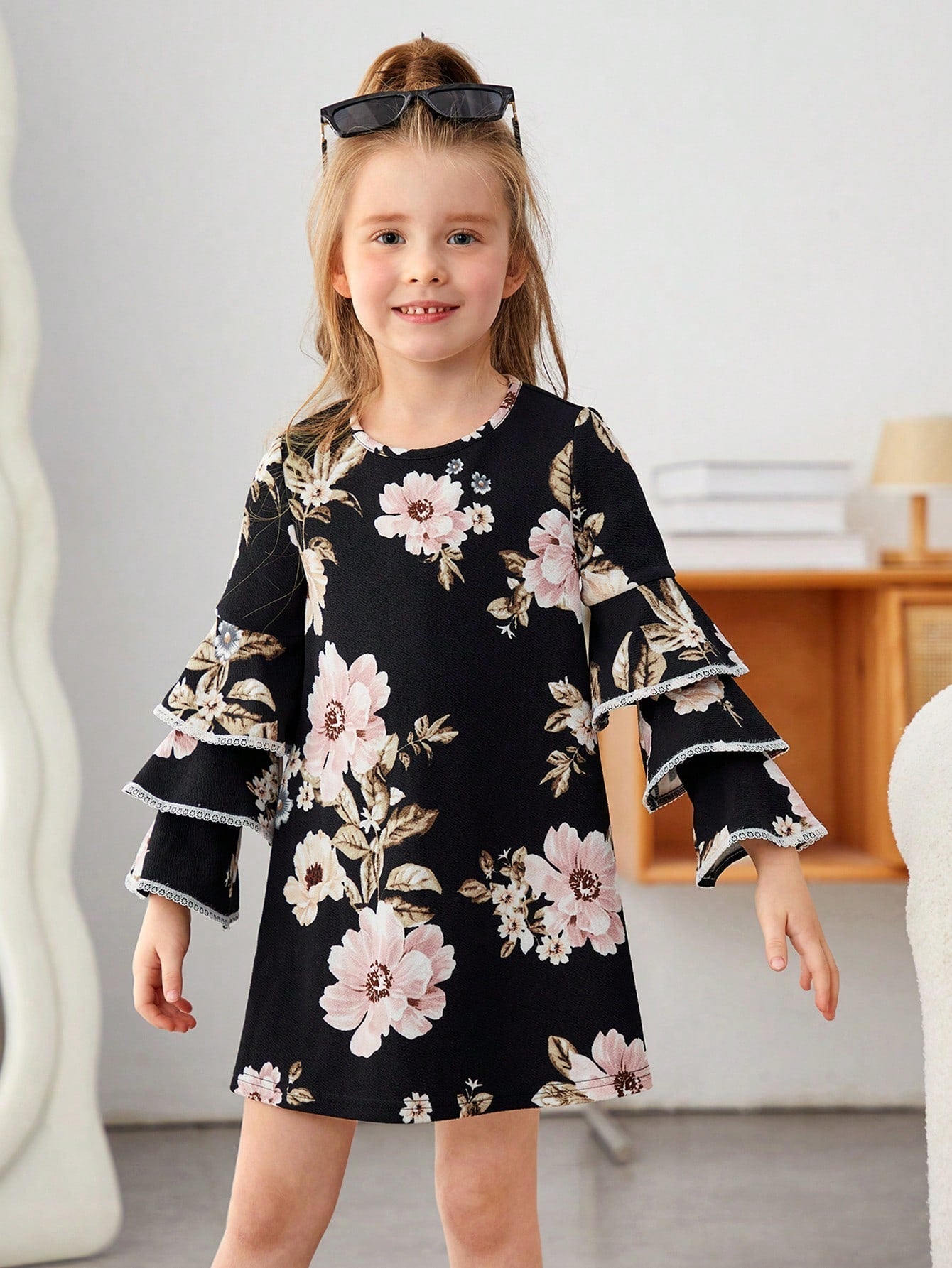 SHEIN Kids FANZEY Little Girls' Knit Flower Detail round Neck Loose Elegant Dress