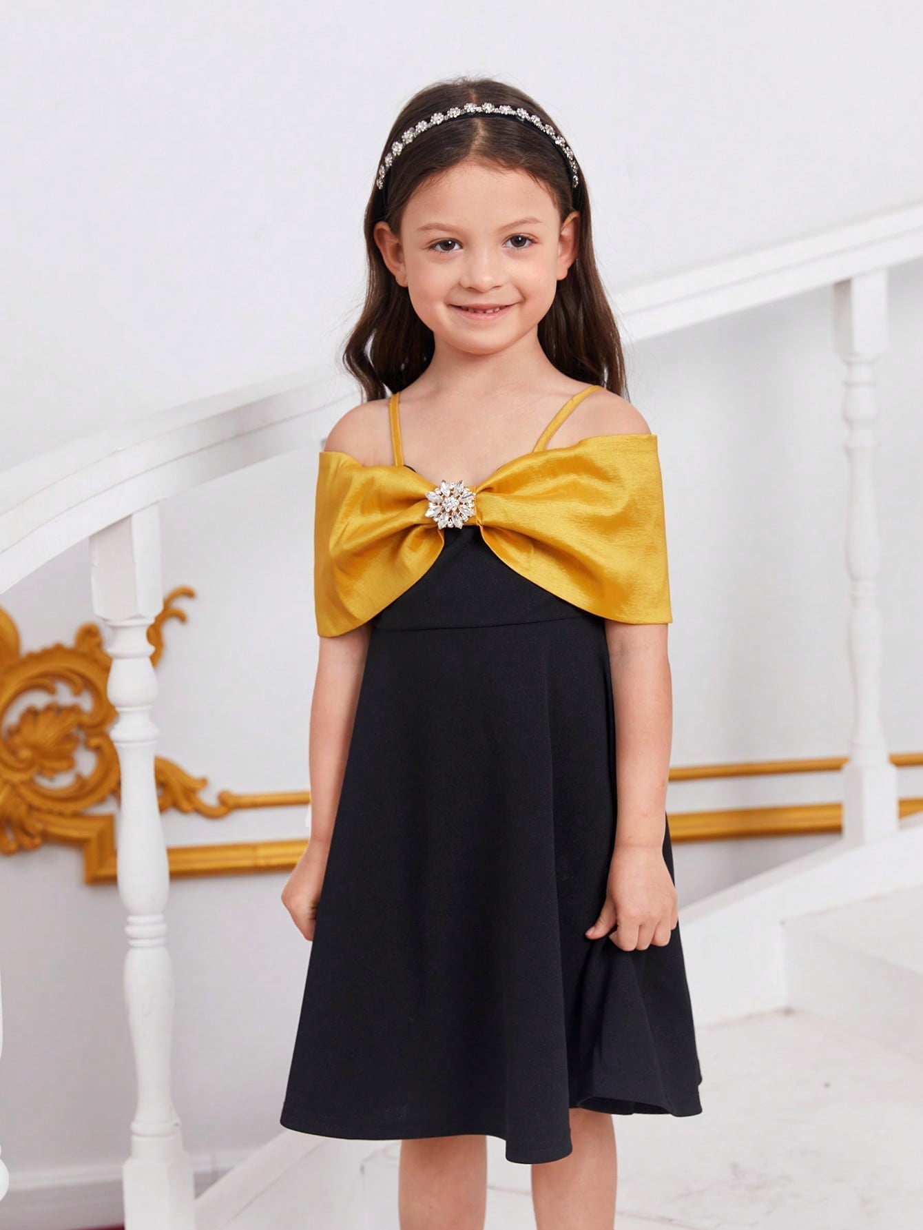 SHEIN Kids Nujoom Toddler Girls Colorblock Rhinestone Detail Cold Shoulder Dress