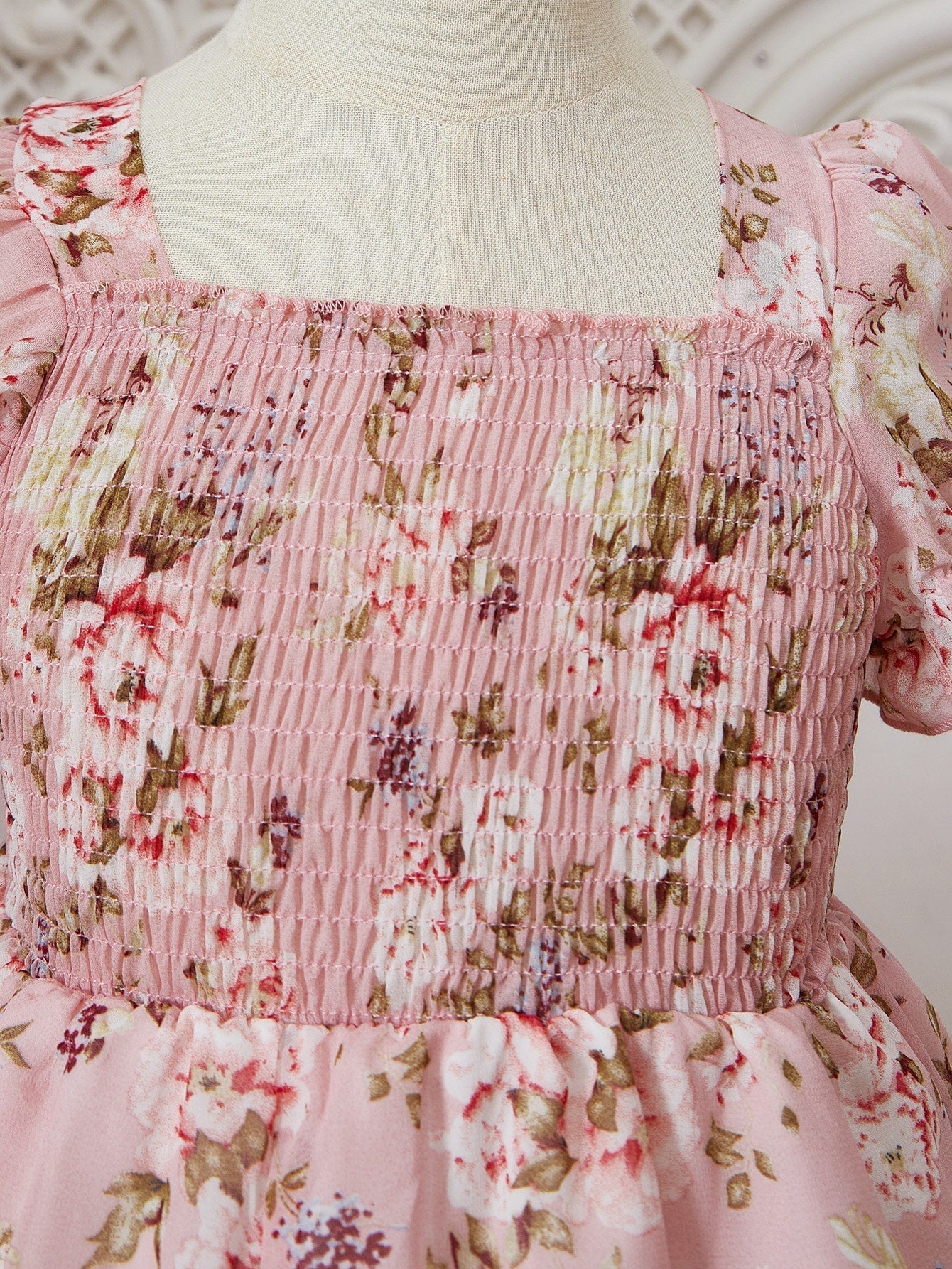SHEIN Kids SUNSHNE Young Girl Pink Lotus Printed Romantic Holiday Dress with Square Neckline and Puff Sleeves, Summer