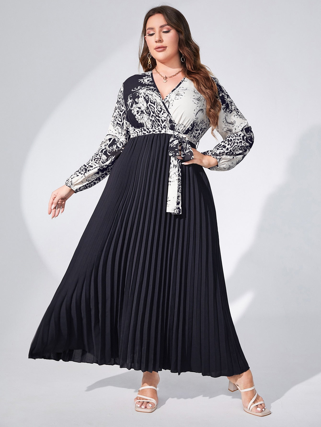SHEIN Modely plus Baroque Print Pleated Belted Dress