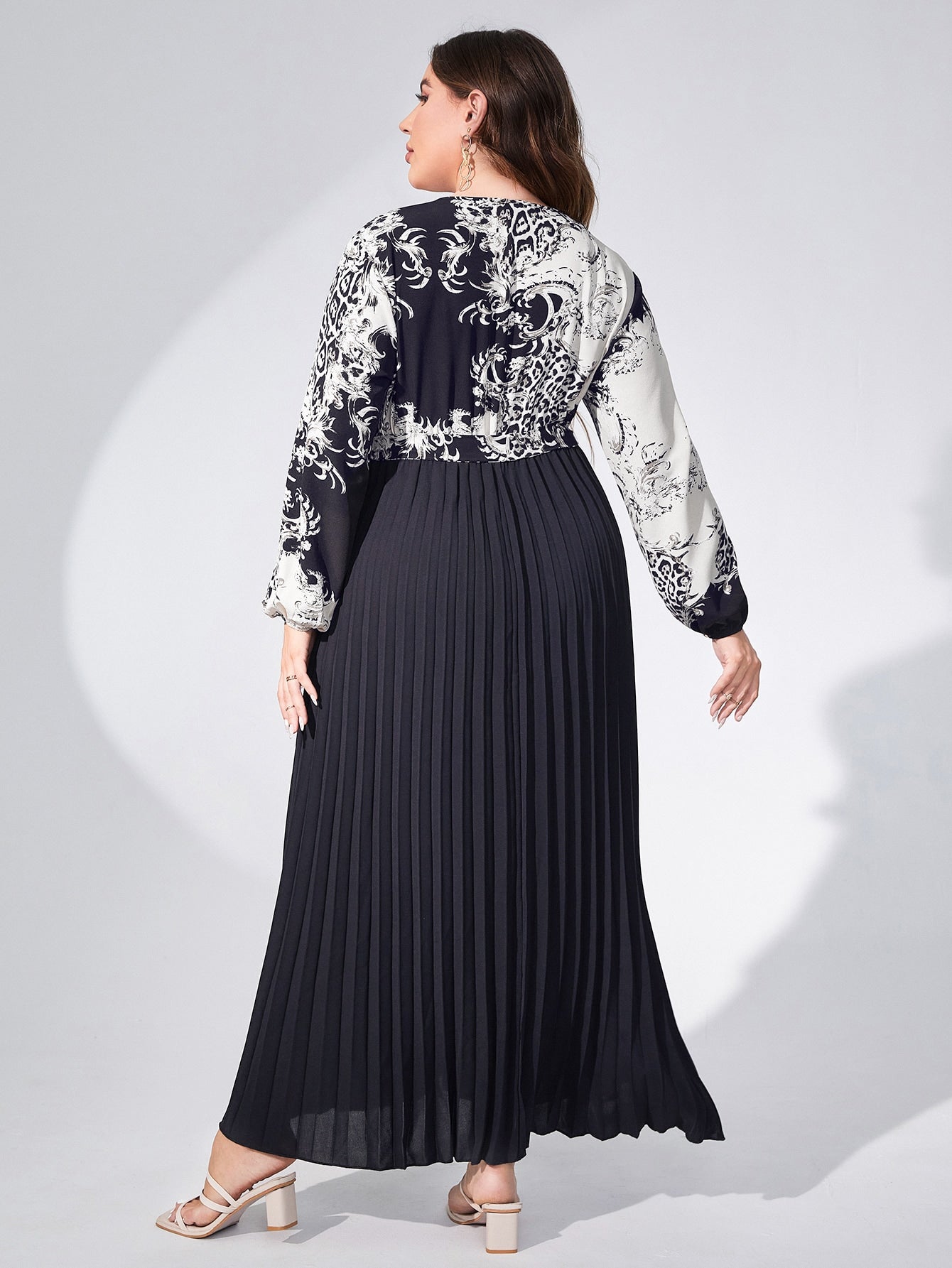 SHEIN Modely plus Baroque Print Pleated Belted Dress