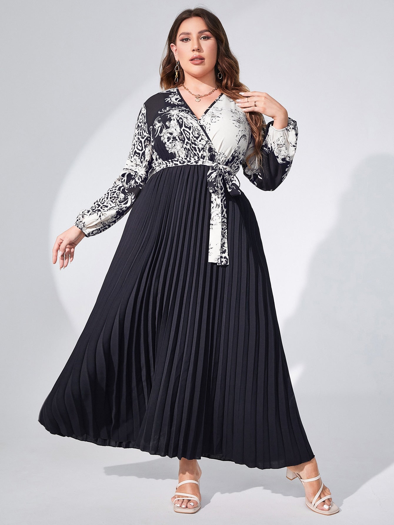 SHEIN Modely plus Baroque Print Pleated Belted Dress
