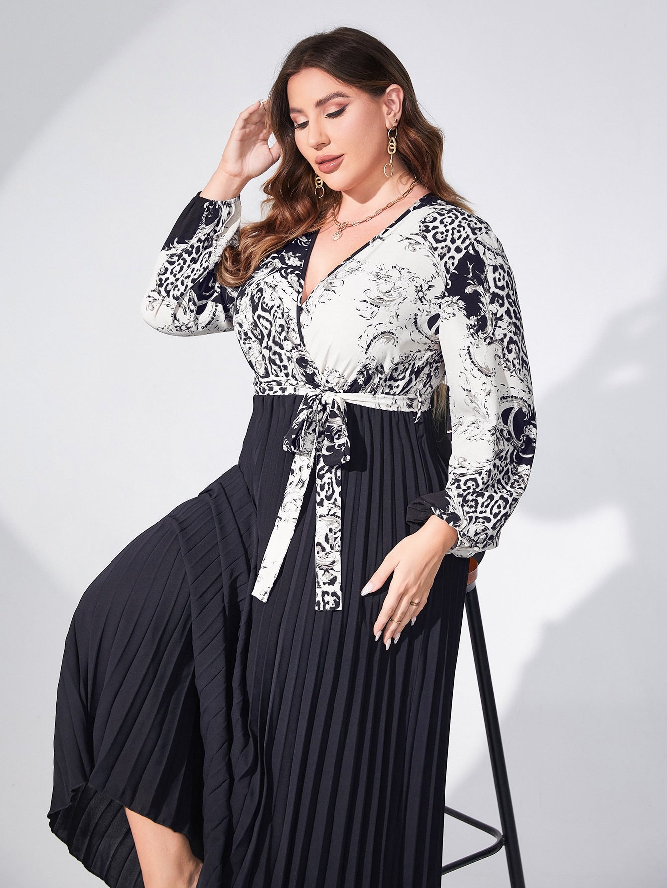 SHEIN Modely plus Baroque Print Pleated Belted Dress