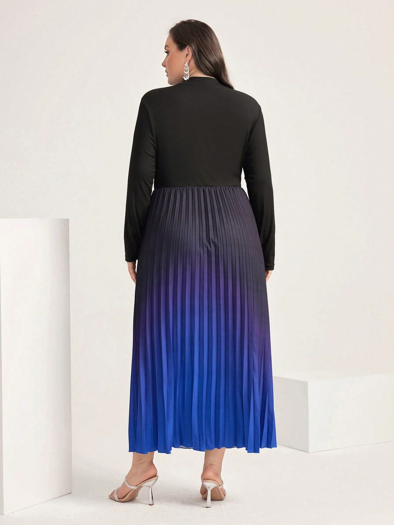 SHEIN Modely plus Ombre Pleated Hem Dress without Belt
