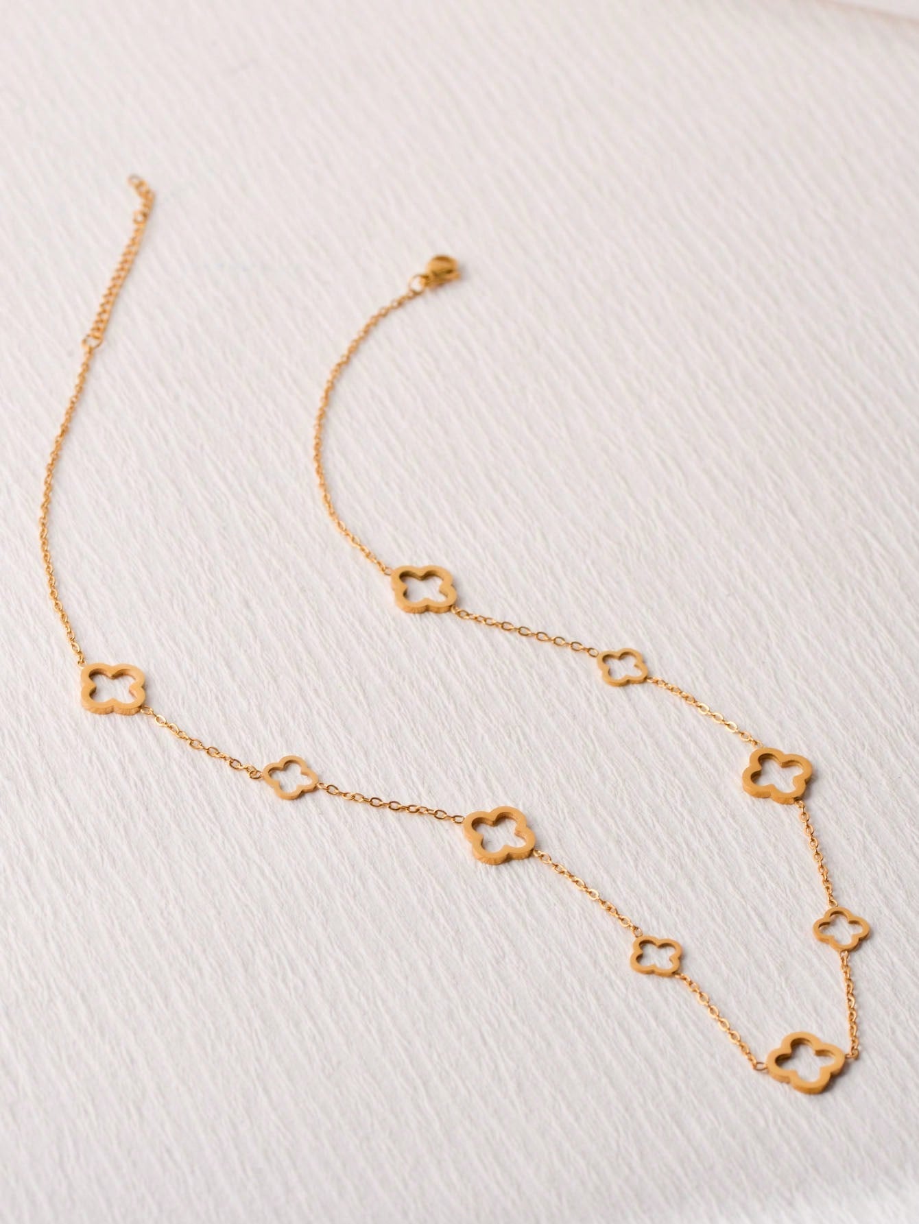 A Fashionable Titanium Steel 18K Gold Nine Hollow Lucky Four-Leaf Clover Necklace Suitable for Daily Wear by Women