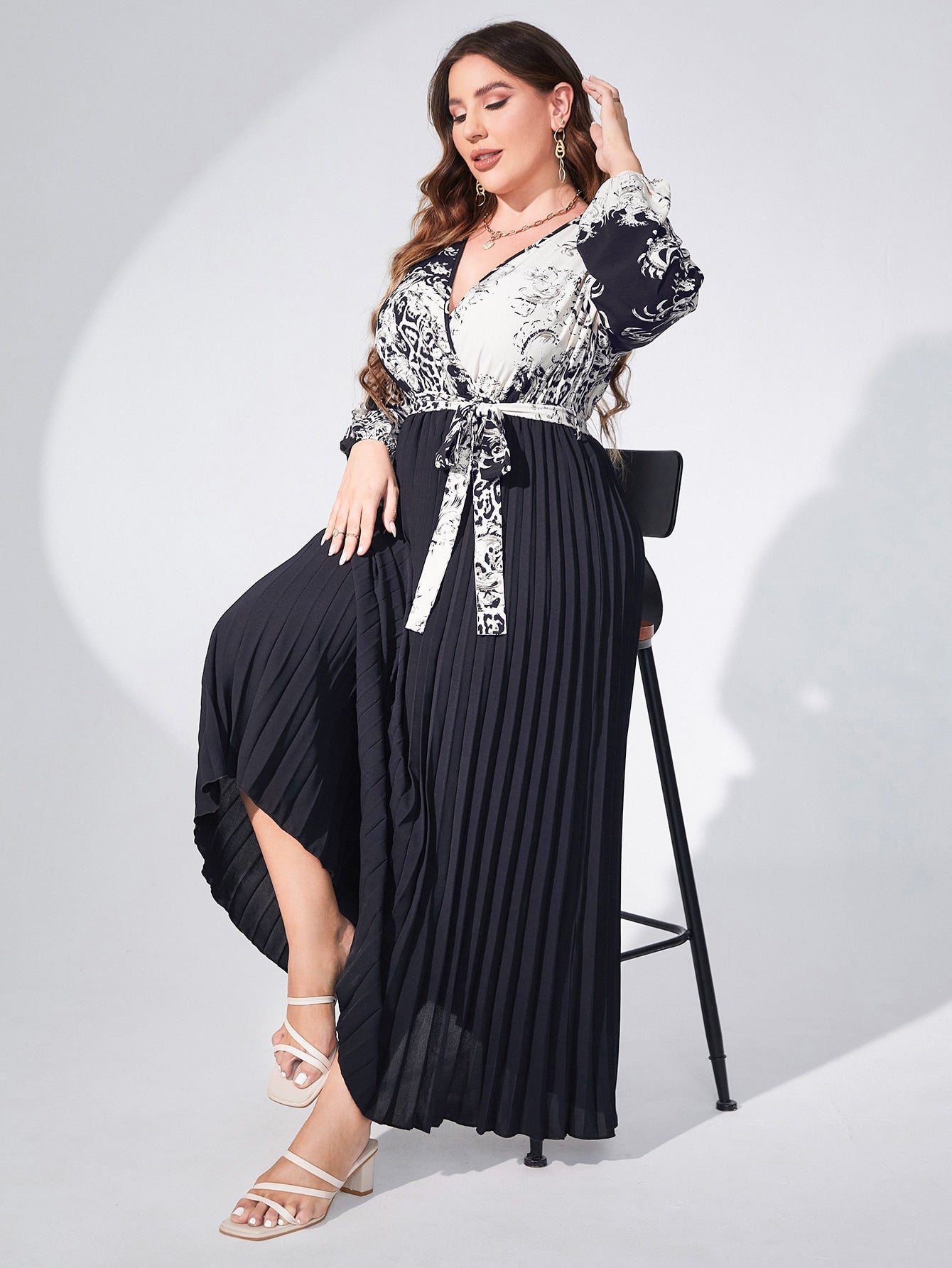 SHEIN Modely plus Baroque Print Pleated Belted Dress