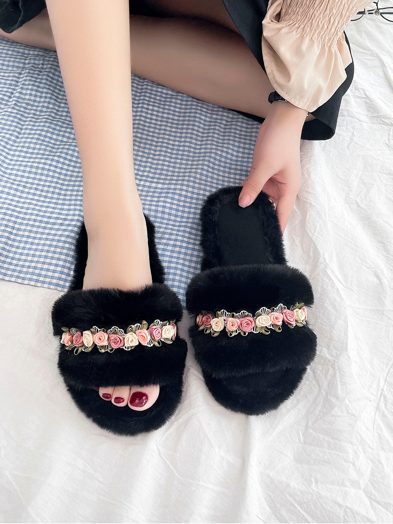 Ladies' Black Floral Decor Fuzzy Bedroom Slippers with Plant Pattern, Fashionable