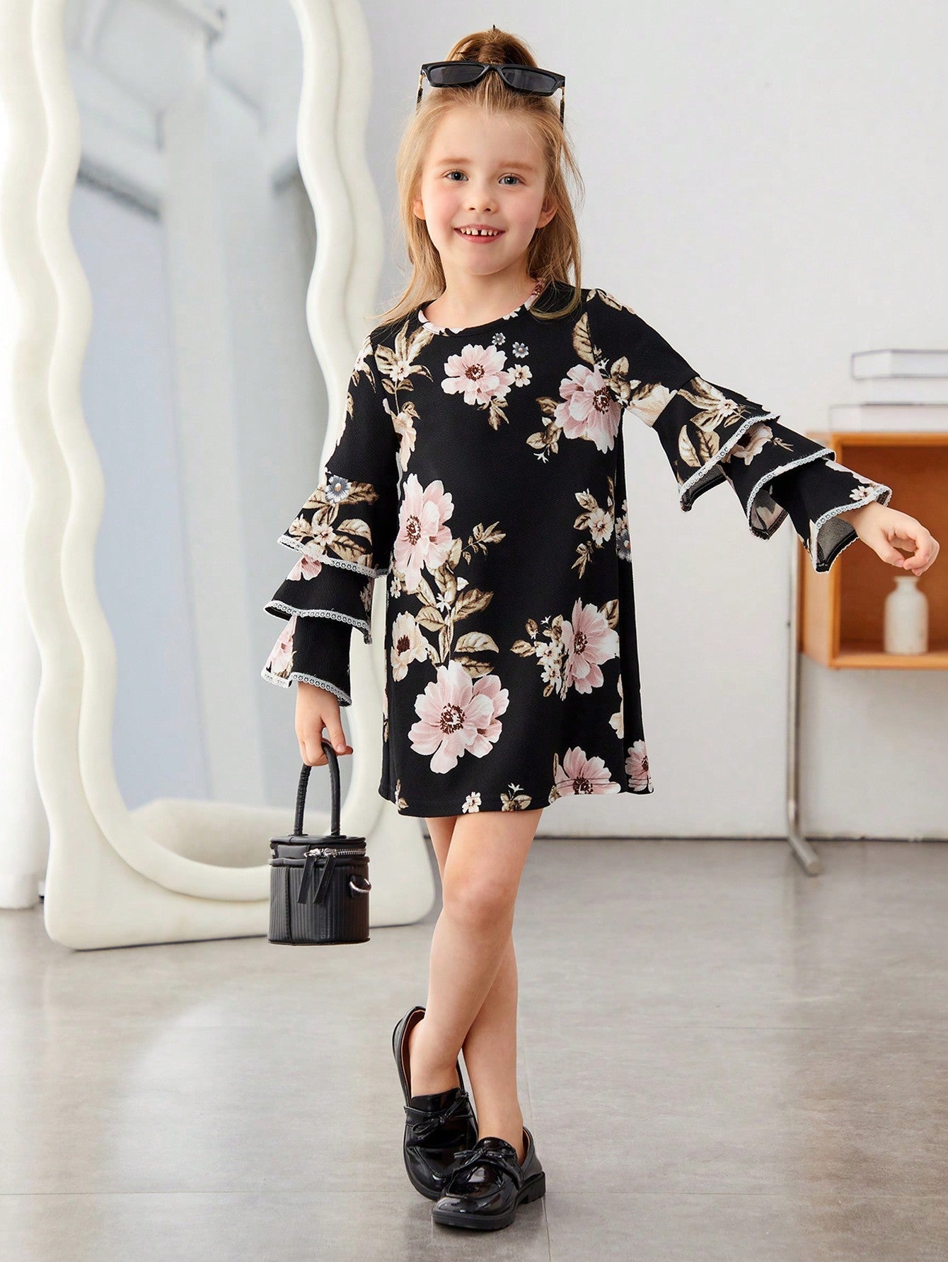 SHEIN Kids FANZEY Little Girls' Knit Flower Detail round Neck Loose Elegant Dress