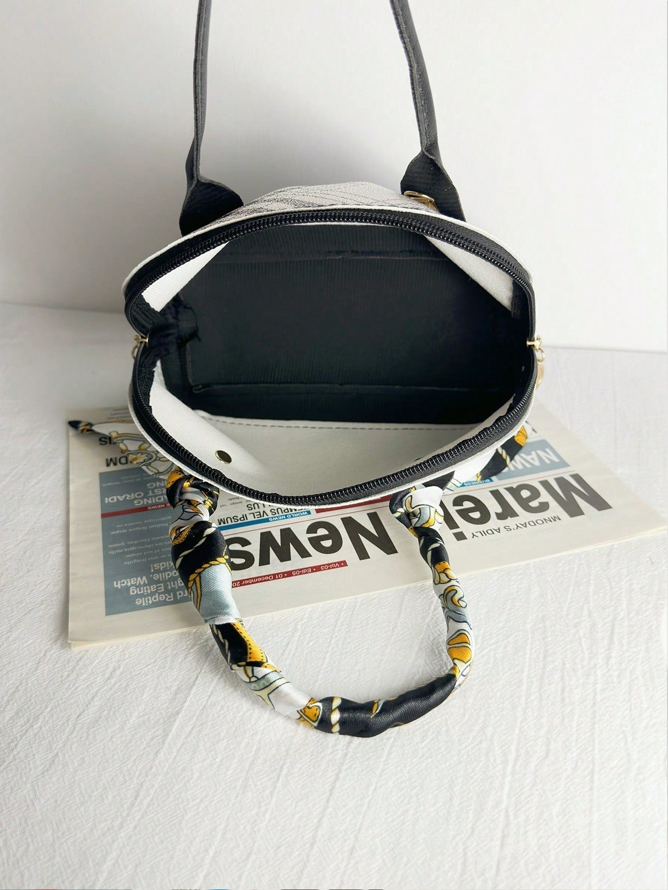 1Pc Mini Metallic Geometric Pattern Handbag with Coffee Silk Scarf and Chain Strap, Can Be Carried by Hand or Cross Body Random Print Zipper Shoulder Bag PU Leather Portable Crossbody Bag Detachable Strap Metal Chain Handbag